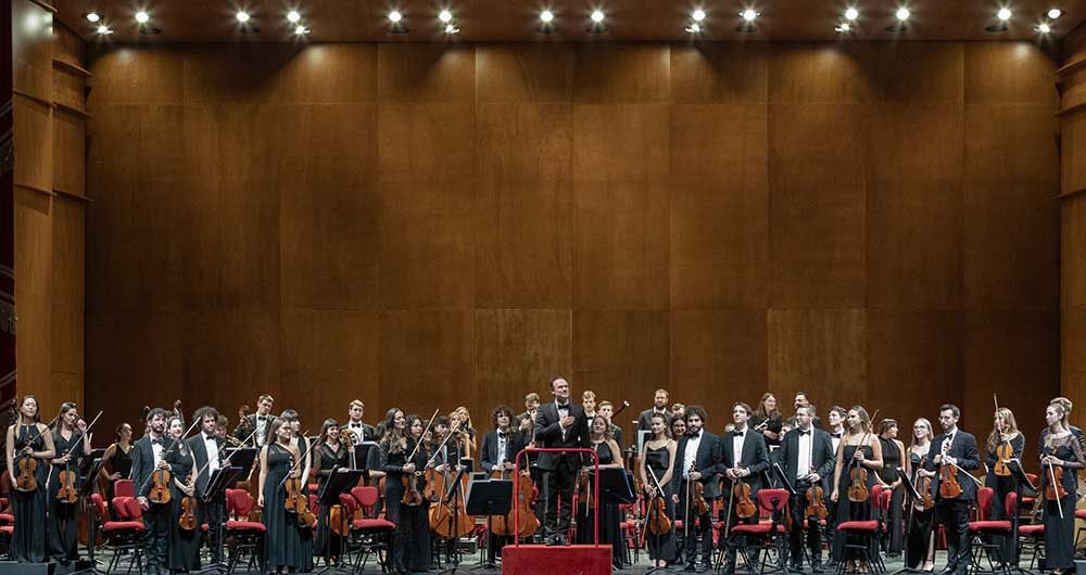 l'orchestra dell'accademia sul palcoscenico del teatro alla scala con sasha goetzel