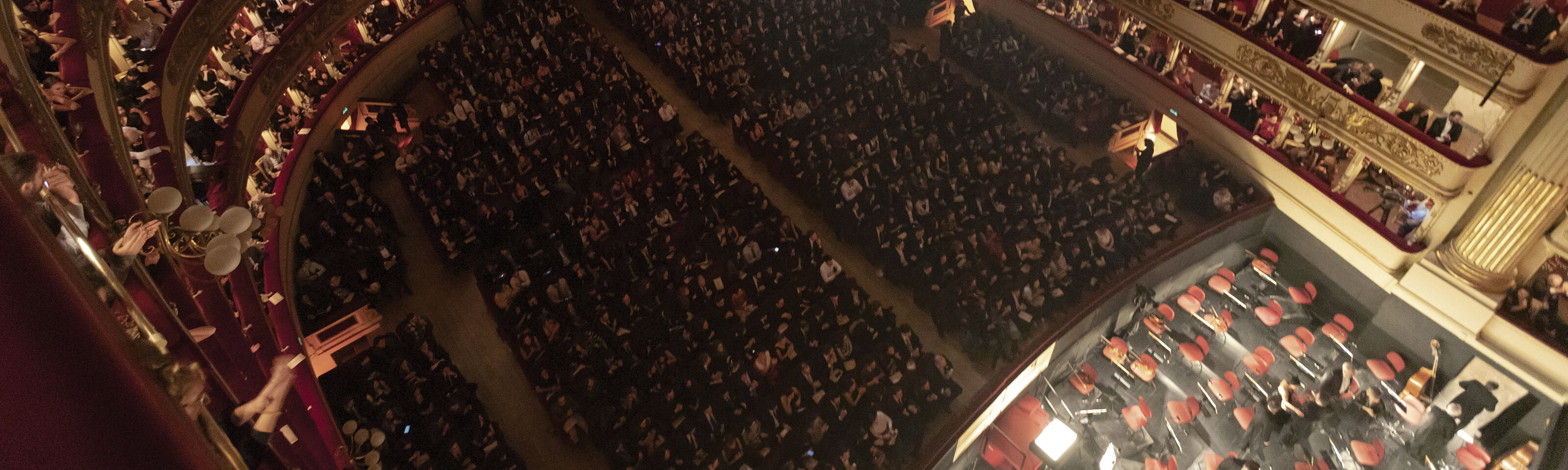 Sala e platea di teatro con il pubblico