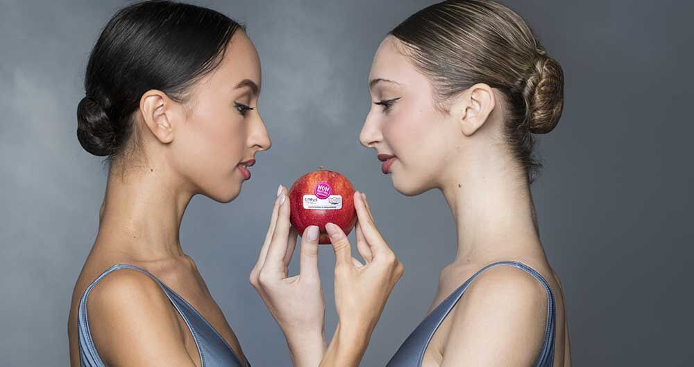 due ballerine con le mele dell'iniziativa citrus per il teatro