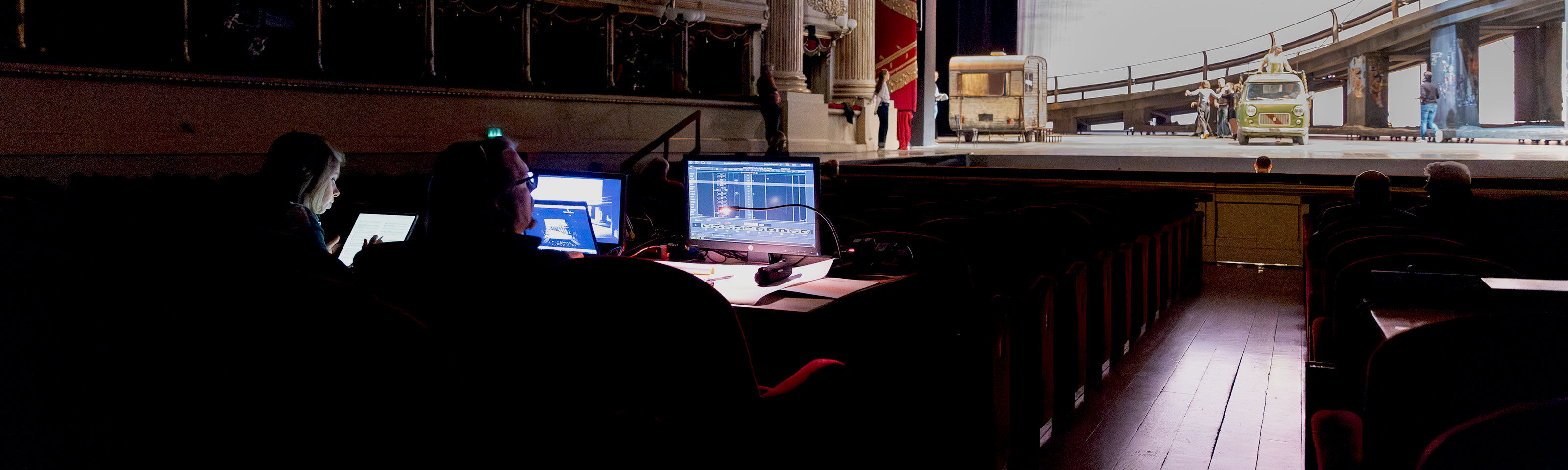 Postazione del regista in una sala teatrale durante le prove