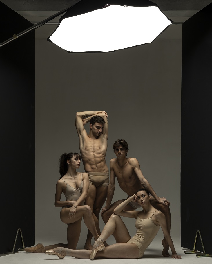 Foto in studio realizzata da federica capo con quattro ballerini in posa