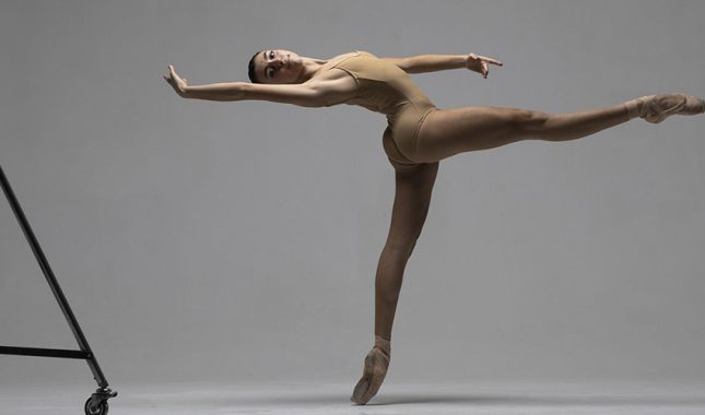 Uno scatto di danza realizzato in studio da Federica Capo con una ballerina
